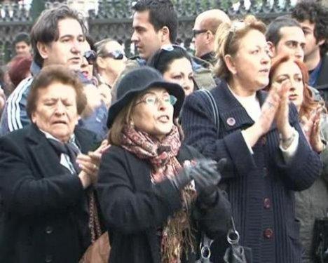 Balyoz tutuklularının yakınları yol kapattı - Resim 2