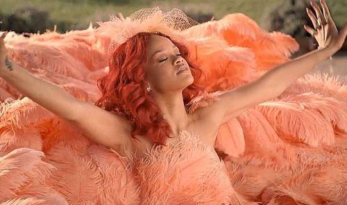 Rihanna'nın parfüm tanıtımı