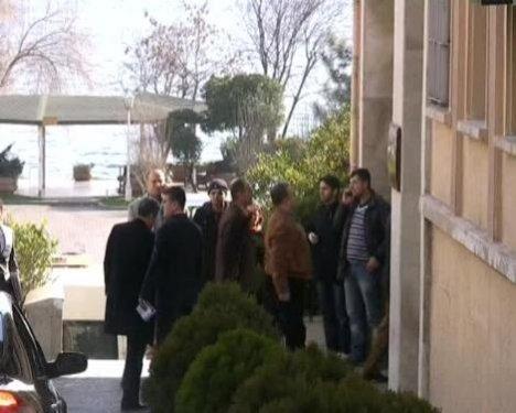 Balyoz tutuklularının yakınları yol kapattı - Resim 6