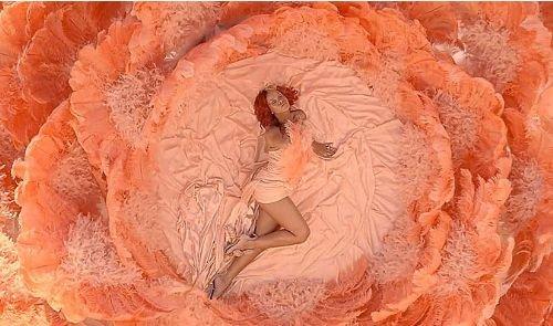 Rihanna'nın parfüm tanıtımı