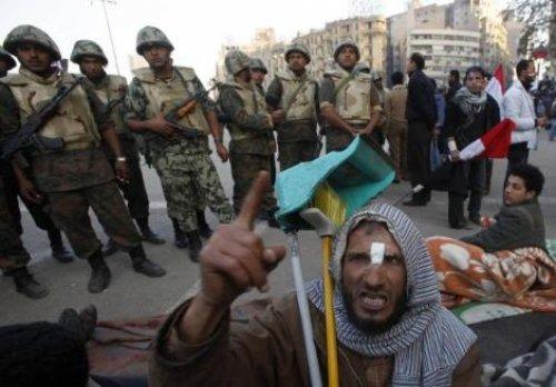 Mısır'da ordu Tahrir Meydanı'na girdi - Resim 19