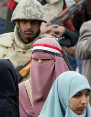 Mısır'da ordu Tahrir Meydanı'na girdi - Resim 18