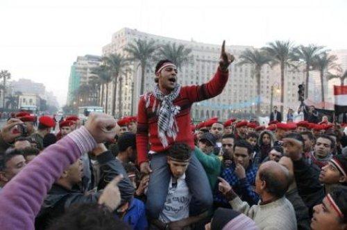 Mısır'da ordu Tahrir Meydanı'na girdi - Resim 6