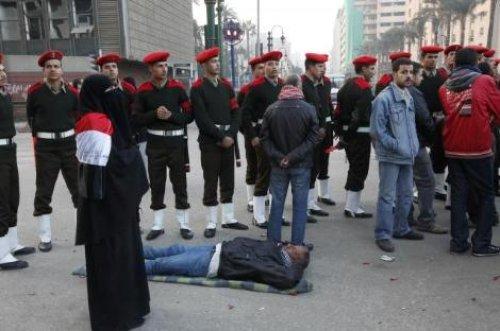 Mısır'da ordu Tahrir Meydanı'na girdi - Resim 5