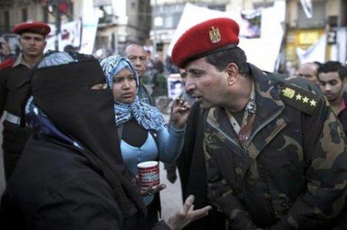 Mısır'da ordu Tahrir Meydanı'na girdi - Resim 13