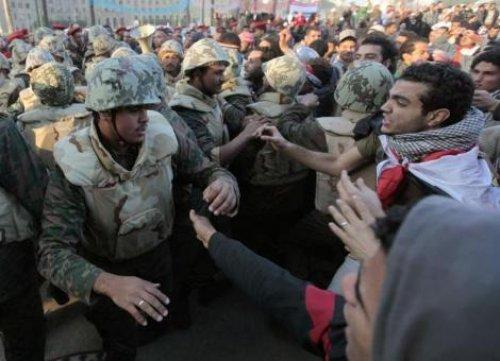Mısır'da ordu Tahrir Meydanı'na girdi - Resim 16