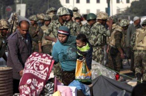 Mısır'da ordu Tahrir Meydanı'na girdi - Resim 8