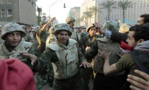 Mısır'da ordu Tahrir Meydanı'na girdi - Resim 15