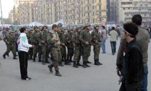 Mısır'da ordu Tahrir Meydanı'na girdi - Resim 26