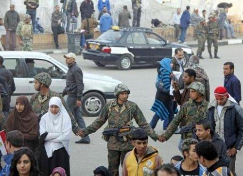 Mısır'da ordu Tahrir Meydanı'na girdi - Resim 14