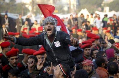 Mısır'da ordu Tahrir Meydanı'na girdi - Resim 7