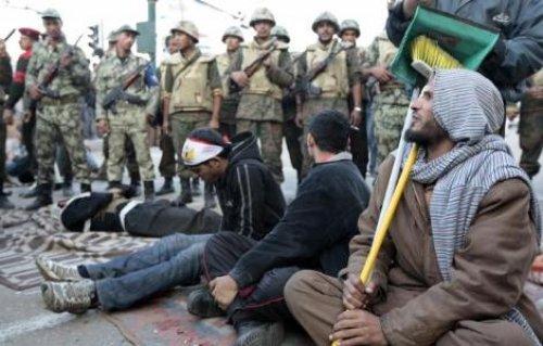 Mısır'da ordu Tahrir Meydanı'na girdi - Resim 24