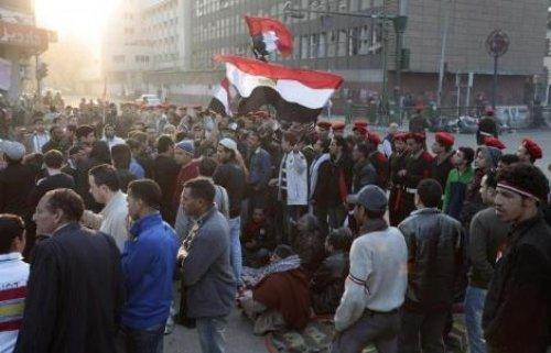 Mısır'da ordu Tahrir Meydanı'na girdi - Resim 27