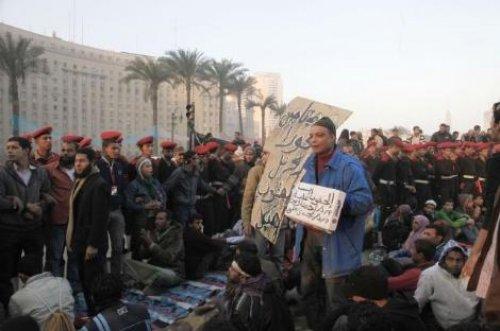 Mısır'da ordu Tahrir Meydanı'na girdi - Resim 2