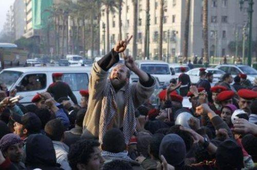 Mısır'da ordu Tahrir Meydanı'na girdi - Resim 3