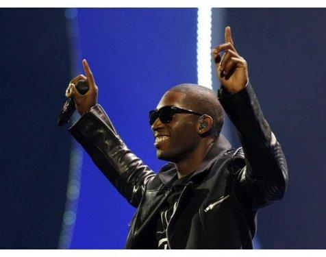 Rihanna'dan 4 farklı kıyafet