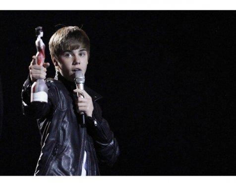 Rihanna'dan 4 farklı kıyafet