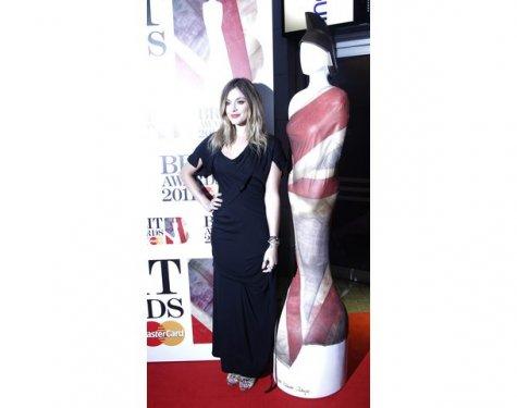 Rihanna'dan 4 farklı kıyafet