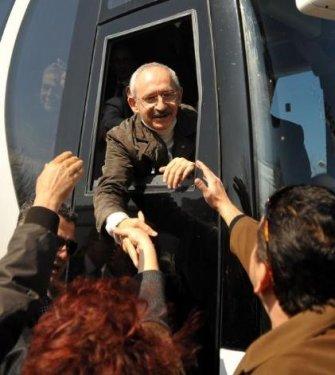 Kılıçdaroğlu kalabalıktan zor kurtuldu - Resim 2