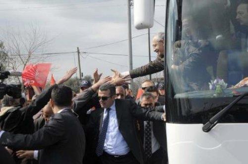 Kılıçdaroğlu kalabalıktan zor kurtuldu - Resim 46