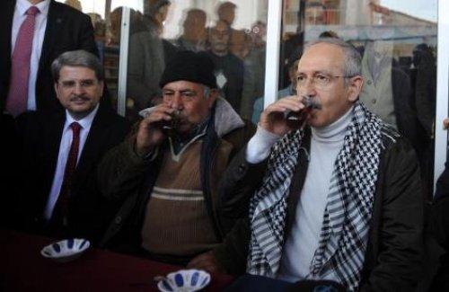 Kılıçdaroğlu kalabalıktan zor kurtuldu - Resim 1