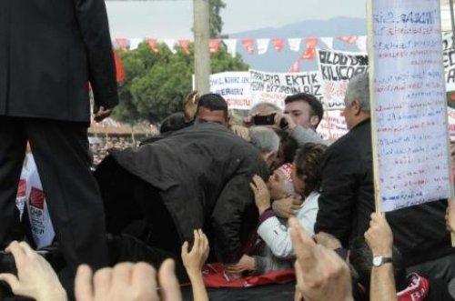 Kılıçdaroğlu kalabalıktan zor kurtuldu - Resim 33
