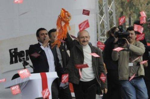 Kılıçdaroğlu kalabalıktan zor kurtuldu - Resim 24