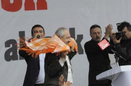 Kılıçdaroğlu kalabalıktan zor kurtuldu - Resim 23