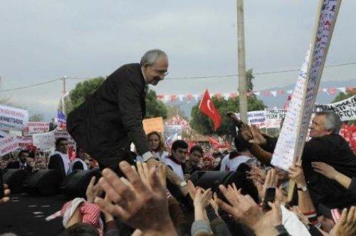 Kılıçdaroğlu kalabalıktan zor kurtuldu - Resim 34
