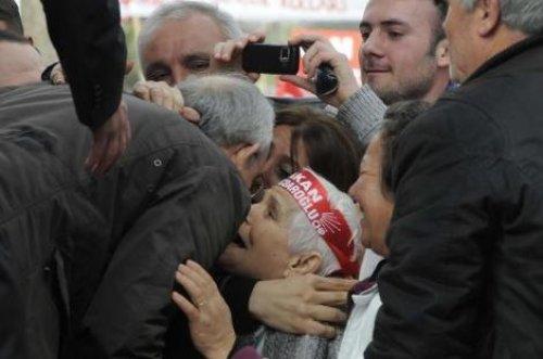 Kılıçdaroğlu kalabalıktan zor kurtuldu - Resim 38