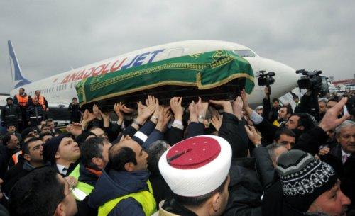 Erbakan'ın naaşı İstanbul'da - Resim 6