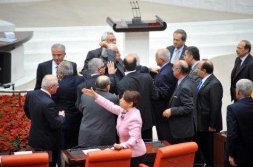 Artıman Başbakan'ın koltuğuna siyah çelenk bıraktı - Resim 3