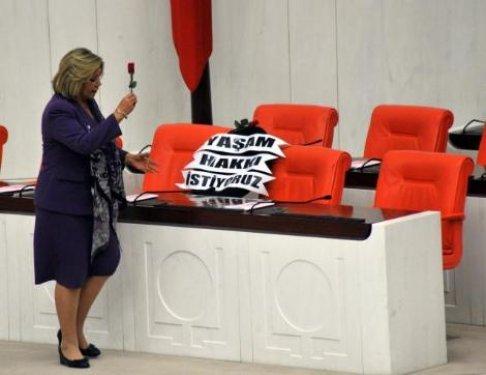 Artıman Başbakan'ın koltuğuna siyah çelenk bıraktı - Resim 2