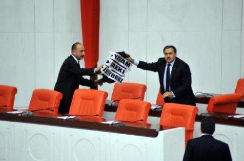 Artıman Başbakan'ın koltuğuna siyah çelenk bıraktı - Resim 4