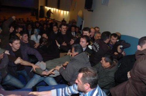 Mümtazer Türköne'ye yumurtalı protesto - Resim 2