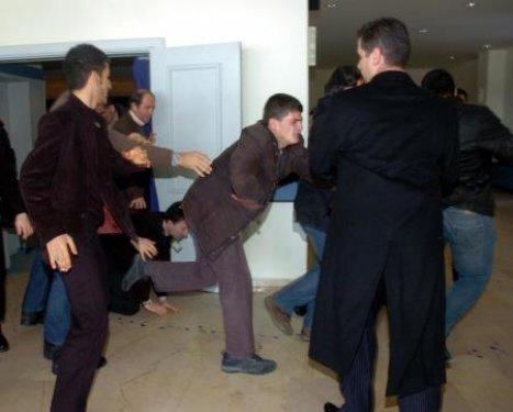 Mümtazer Türköne'ye yumurtalı protesto - Resim 15
