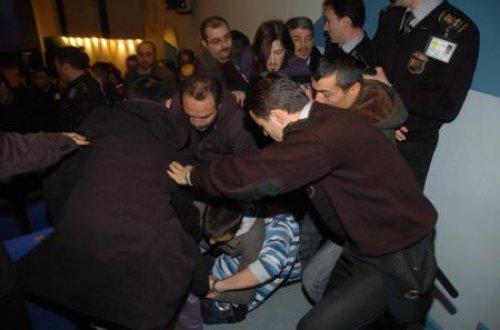 Mümtazer Türköne'ye yumurtalı protesto - Resim 17