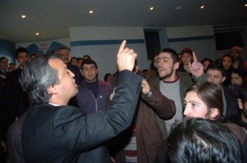 Mümtazer Türköne'ye yumurtalı protesto - Resim 1