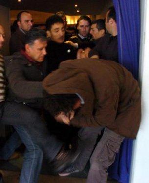 Mümtazer Türköne'ye yumurtalı protesto - Resim 18