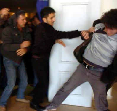 Mümtazer Türköne'ye yumurtalı protesto - Resim 20