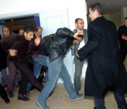 Mümtazer Türköne'ye yumurtalı protesto - Resim 16
