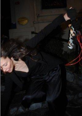 Deniz Akkaya eğlence çıkışı yere kapaklandı