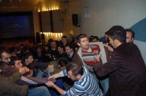 Mümtazer Türköne'ye yumurtalı protesto - Resim 4