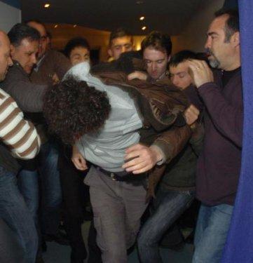 Mümtazer Türköne'ye yumurtalı protesto - Resim 19