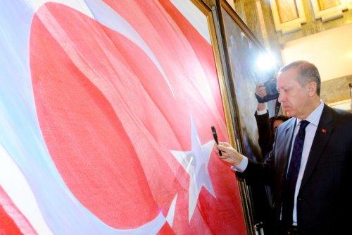 18 bin şehidin ismi bu bayrakta - Resim 7