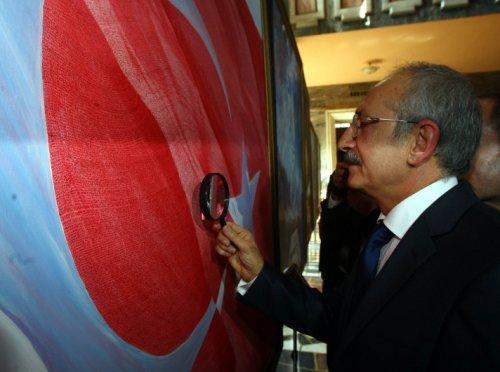 18 bin şehidin ismi bu bayrakta - Resim 9
