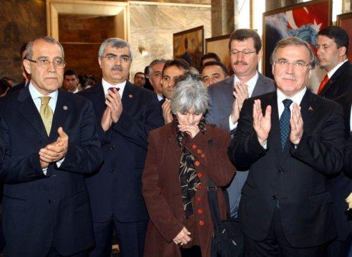 18 bin şehidin ismi bu bayrakta - Resim 2