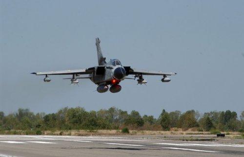 Savaş uçakları Libya semalarında  - Resim 11