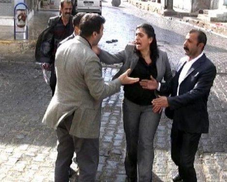 BDP'li kadın vekil, başkomiseri tokatladı  - Resim 9
