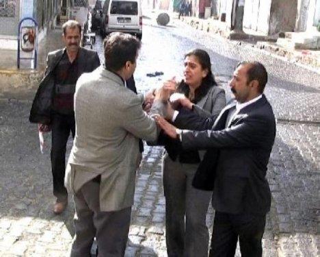 BDP'li kadın vekil, başkomiseri tokatladı  - Resim 20